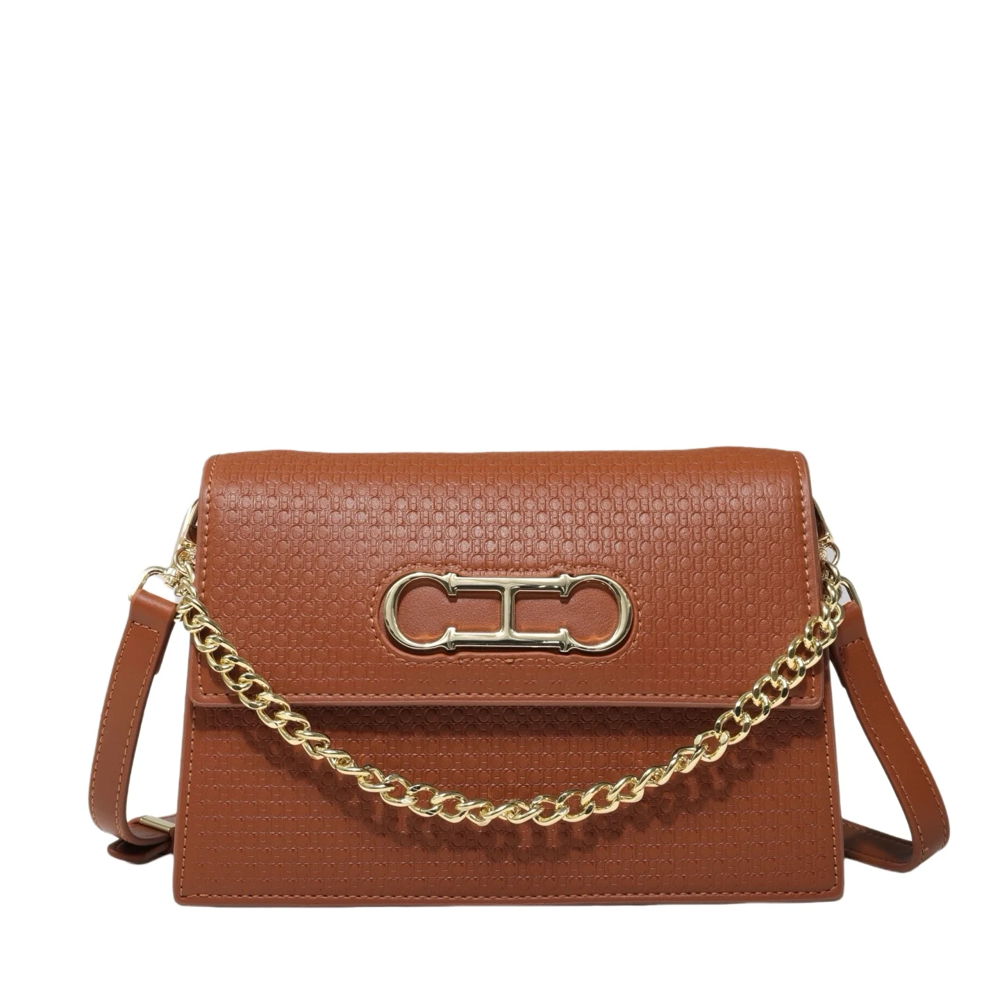 حقيبة كروس مصممة خصيصًا من CH، تتميز بطباعة حروف ع...