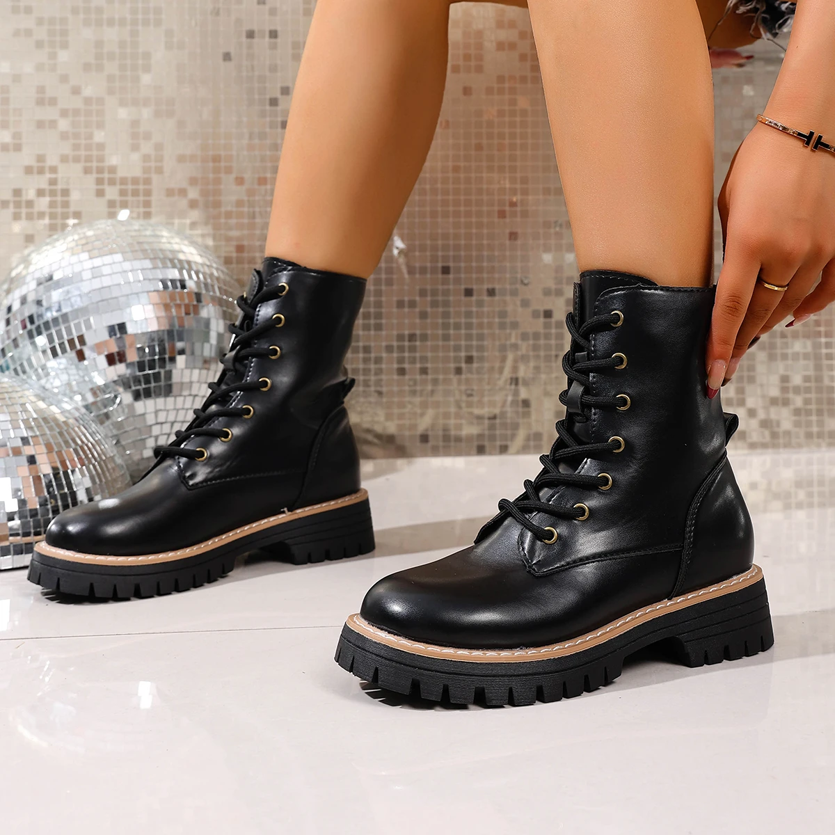 Women's Classic Round Toe Outdoor Casual Non-slip Thick-soled Short Boots Autumn and Winter New Fashion Lace Design Bare Boots
