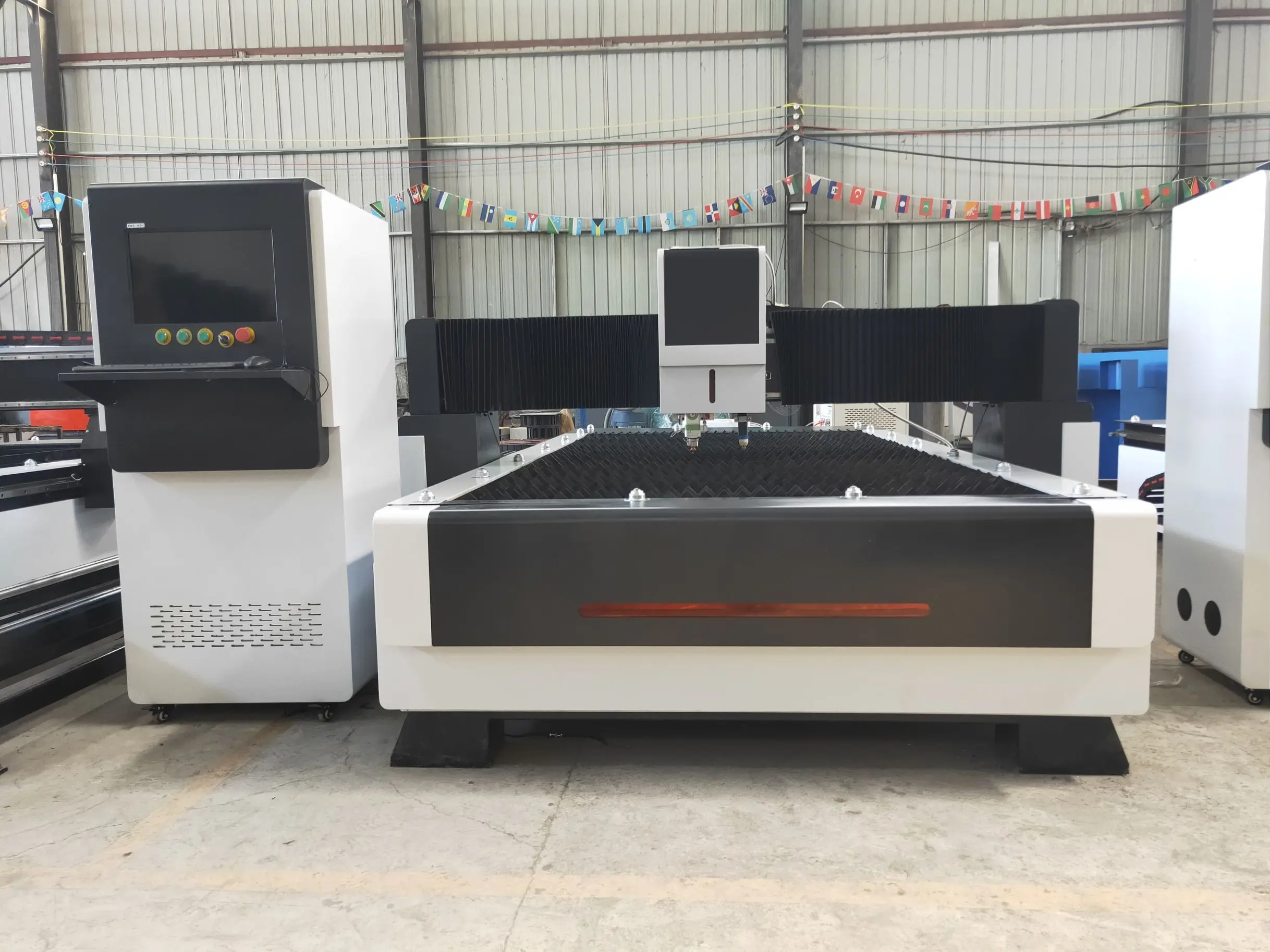 One machine with two heads plasma and fiber machine cut metal from 0.5 to 45mm 2