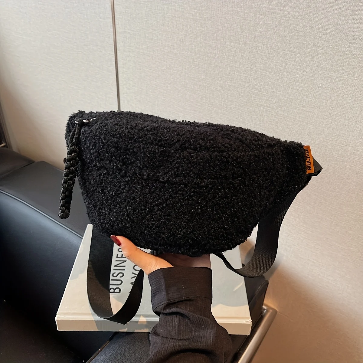 Lässige, einfarbige Brusttasche aus Plüschmaterial für Herren und Damen, modische Hüfttasche für den täglichen Pendelverkehr, Umhängetasche aus Plüsch – Detail 5