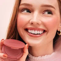 Produits de maquillage Rare Beauty : Nouveau blush en poudre, texture de poudre de blush, texture onctueuse, pour un teint radieux et naturel. 5