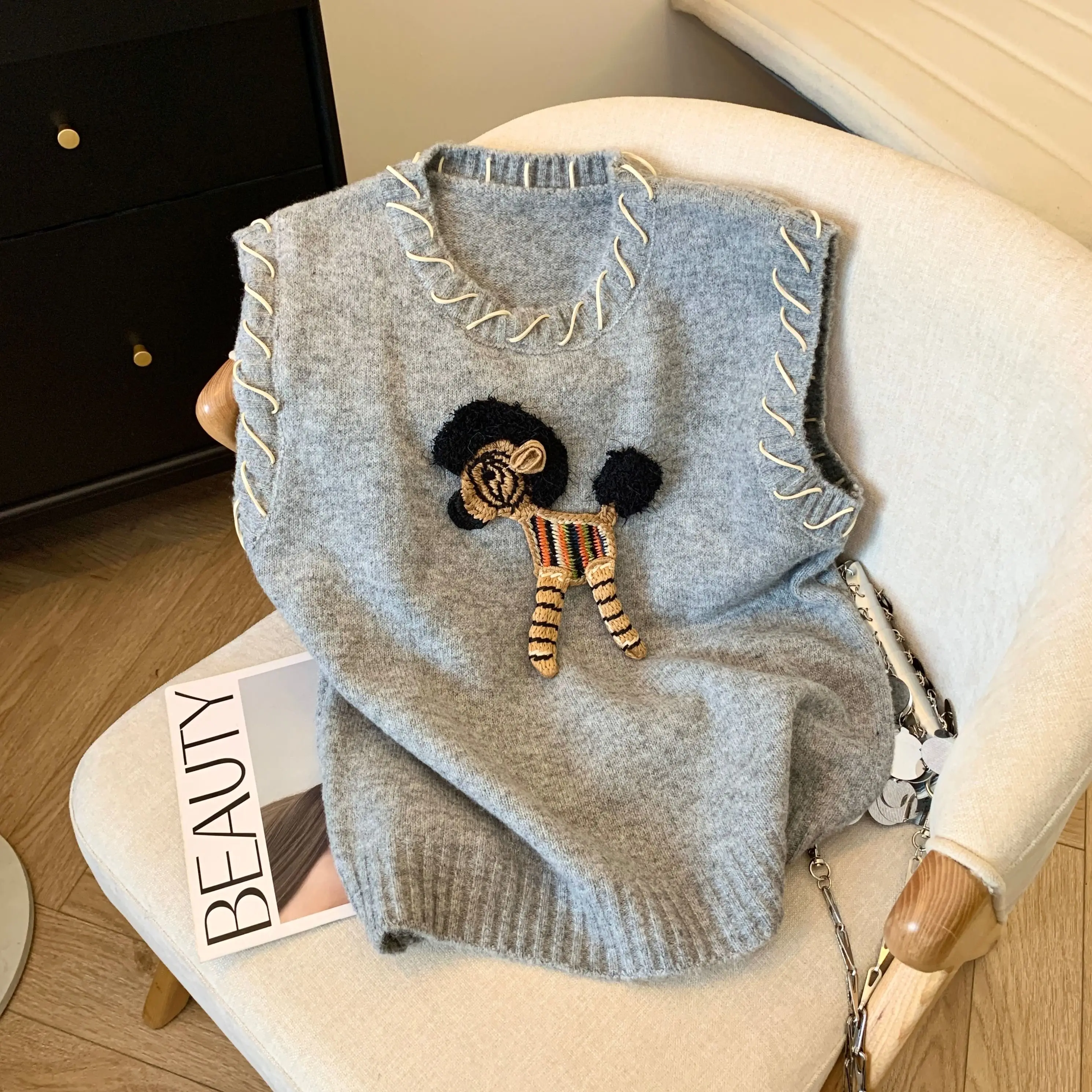 Women's Clothing Vintage Fashion Cartoon Embroidery Sweater Vest Spring New Soft Loose O-neck Sleeveless Knitted Tops