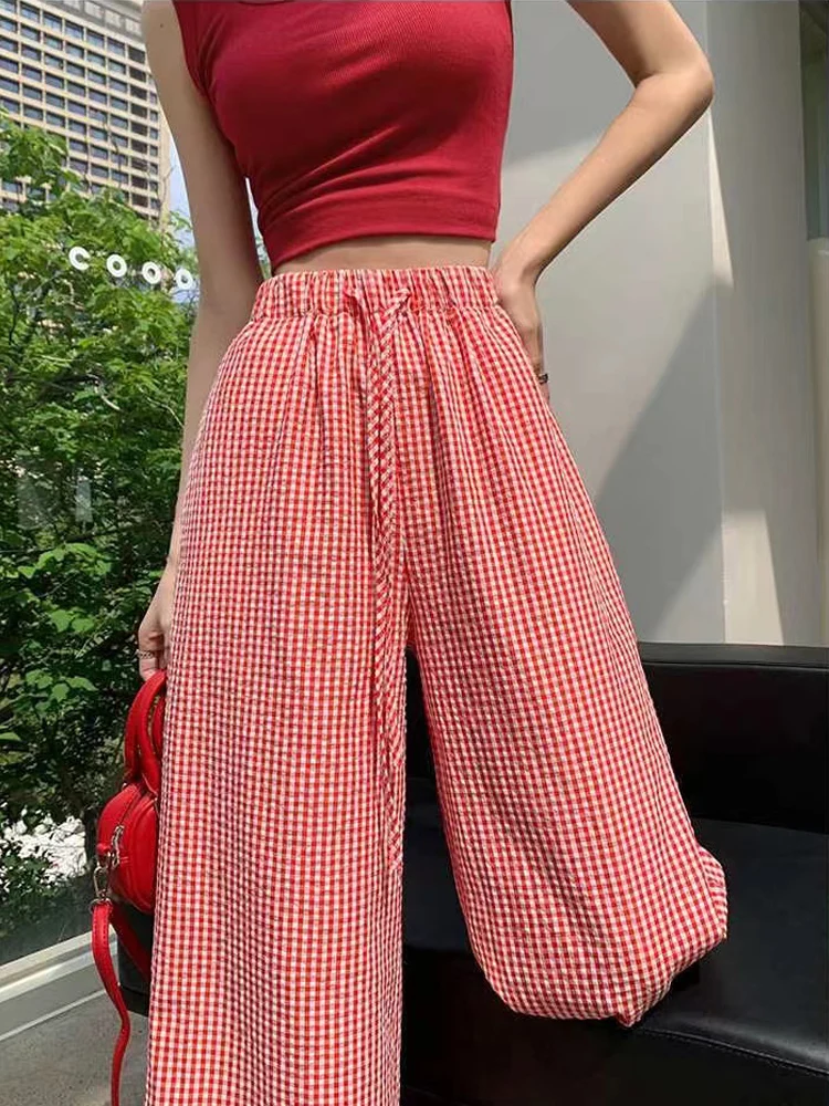 Рисунок 6 - Брюки женские в клетку с широкими штанинами