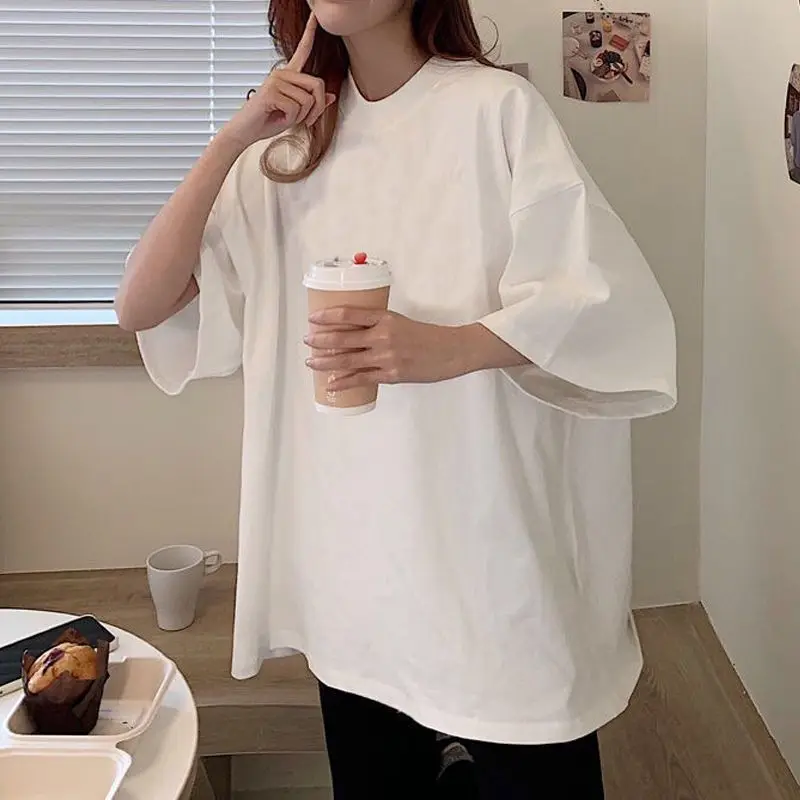 남성과 여성을 위한 순면 반팔 티셔츠 루즈하고 다재다능한 반팔 오버사이즈 탑 같은 흑백 여름