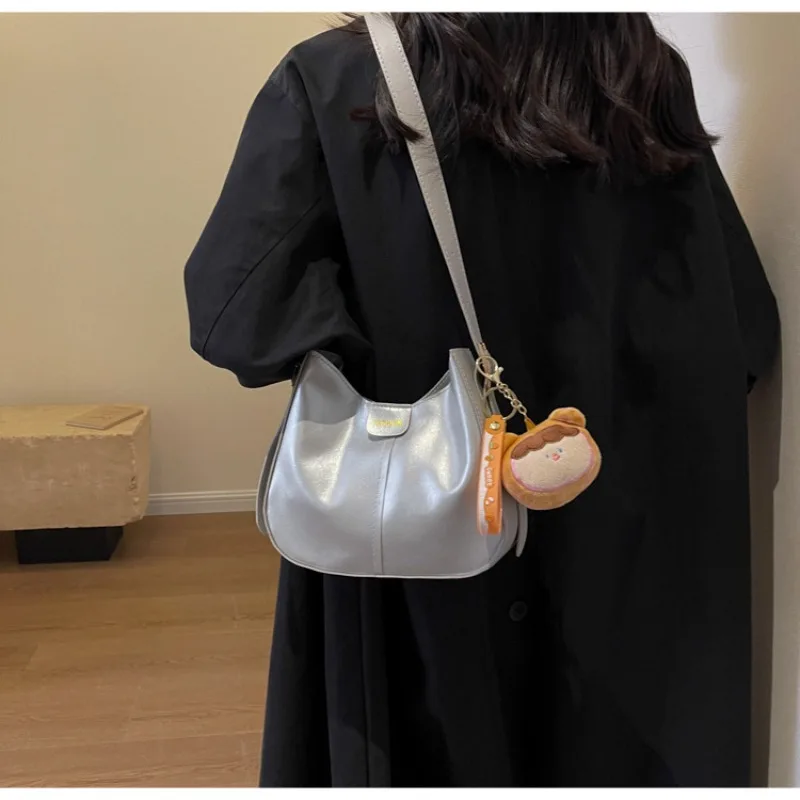 Soft Leather Large Capacity Crossbody Bag Commuting Textured Shoulder Bag Popular for Women Versatile Tote Female Shoulder Bag