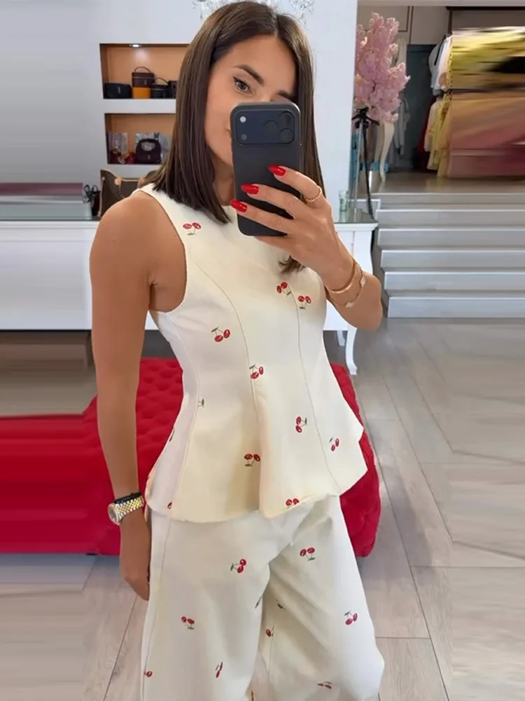 รูปสินค้า ชุดสวยพร้อมเสื้อ ลูกไม้ฉลุลาย โชว์เอว ชุดลำลองสำหรับสาวๆ