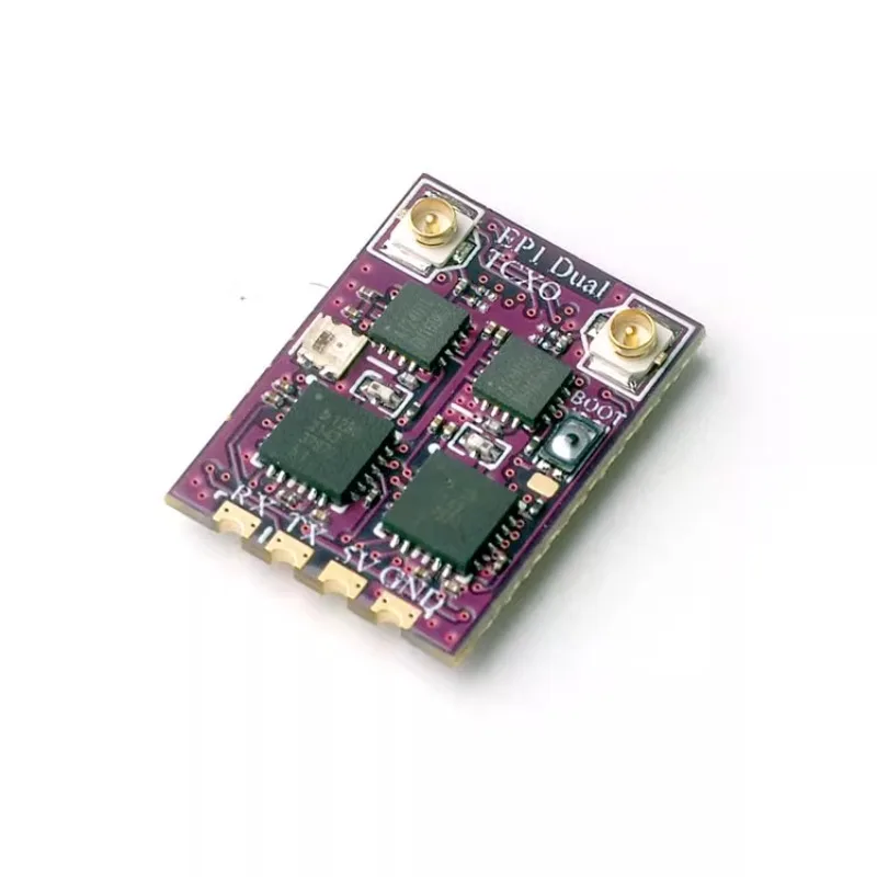 Radiocommande ELRS EP1 DUAL TCXO installée sur un drone FPV, prête pour le vol.