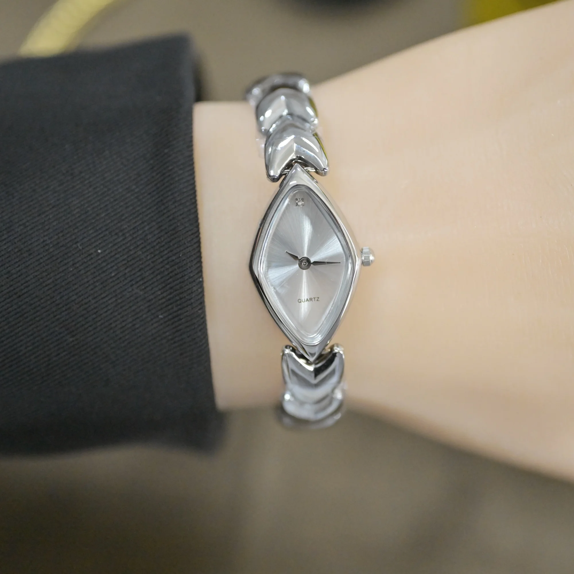 2025 ساعة نسائية فاخرة بتصميم عتيق مقاومة للماء وخ...