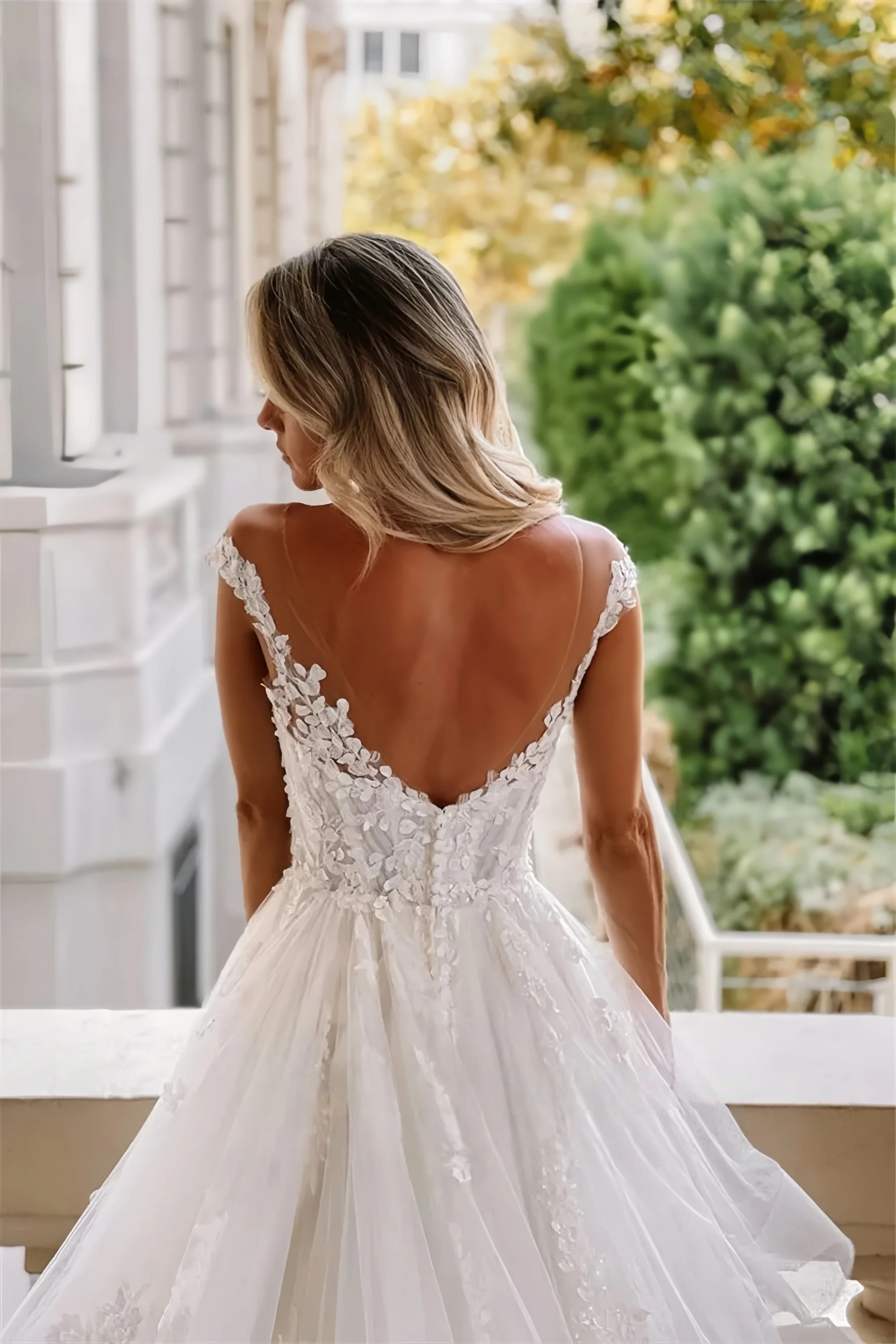 Customized Boho Tulle Wedding Dresses A Line Sleeveless Tiered Lace Appliques Bridal Gown Dress Floor Length Wedding Gowns
