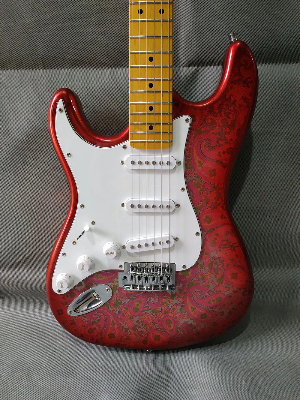 

China Guitar Red Tags Left Hand Right Hand Solo Pickguar ST Electric Guitar