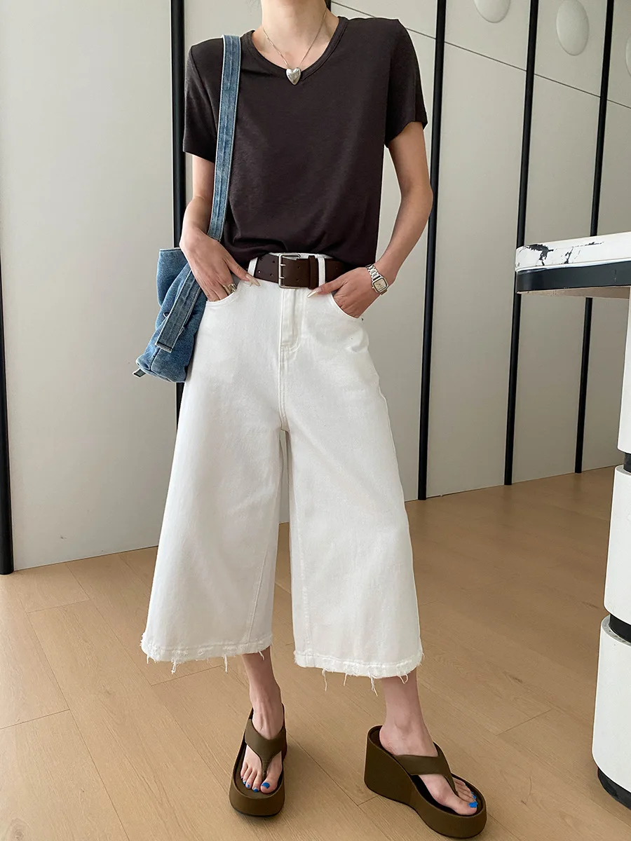 Sommerliches Damen-T-Shirt im lässigen, einfarbigen, vielseitigen Basic-Stil mit schlichtem V-Ausschnitt, schulterbetontem Schnitt und kurzen Ärmeln – Detail 9
