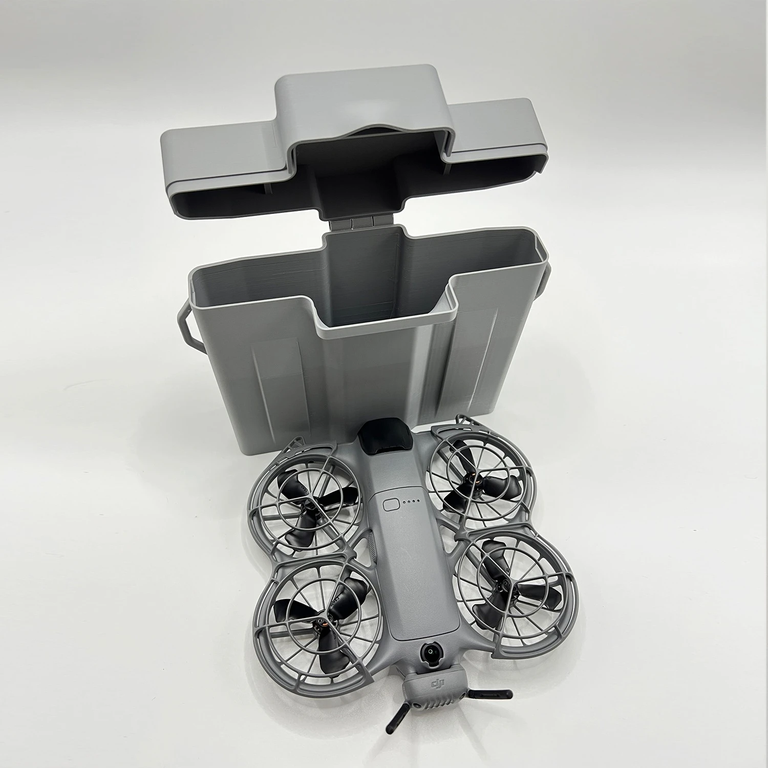 Coque de protection pour DJI Neo2 ouverte, montrant l'intérieur moulé et le logement pour module FPV.