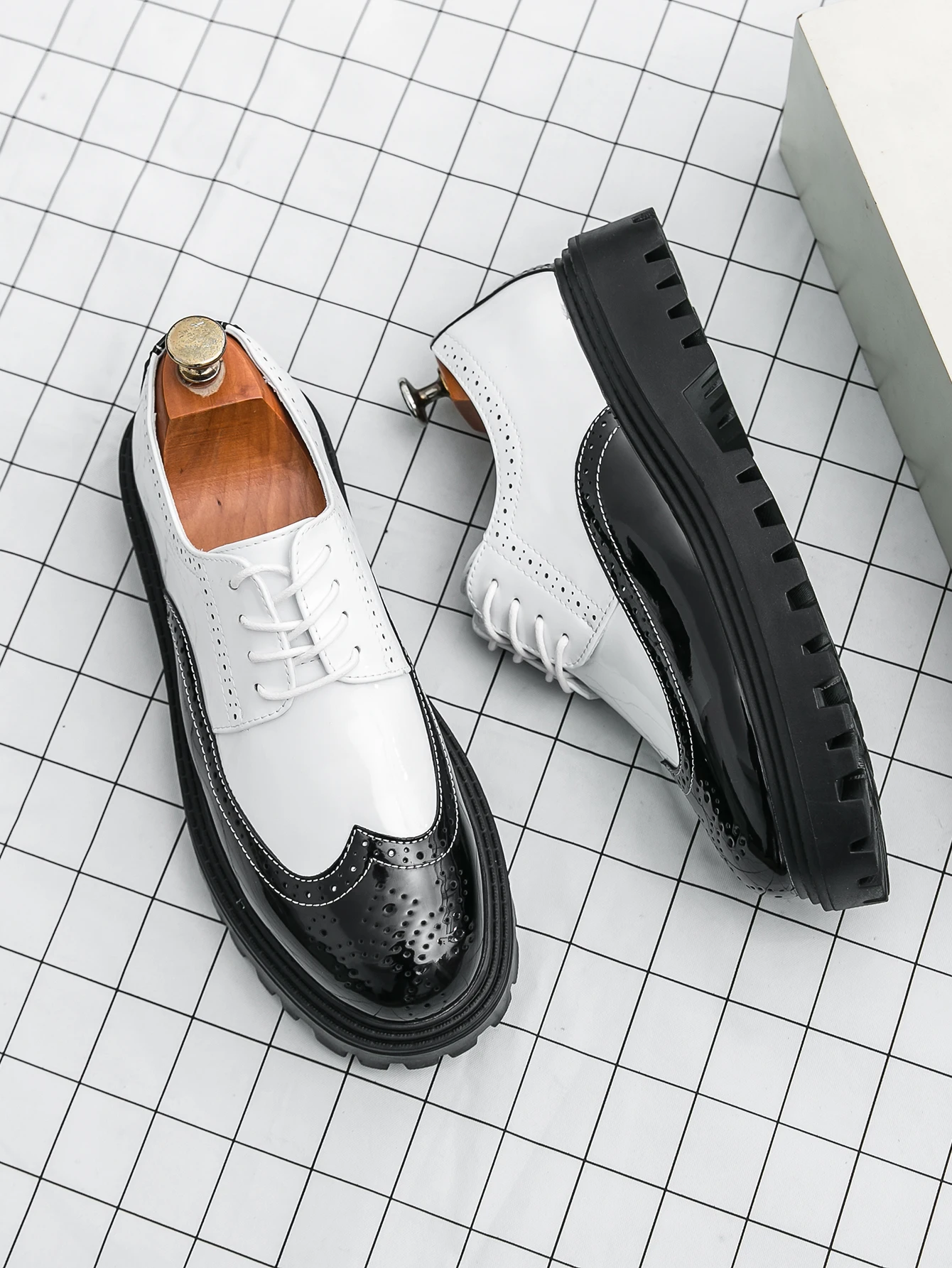 Spring New Carved Flowers Men Thick-soled Oxford Shoes Lace-up Casual Shoes British Style Black White High Quality Wedding Shoes