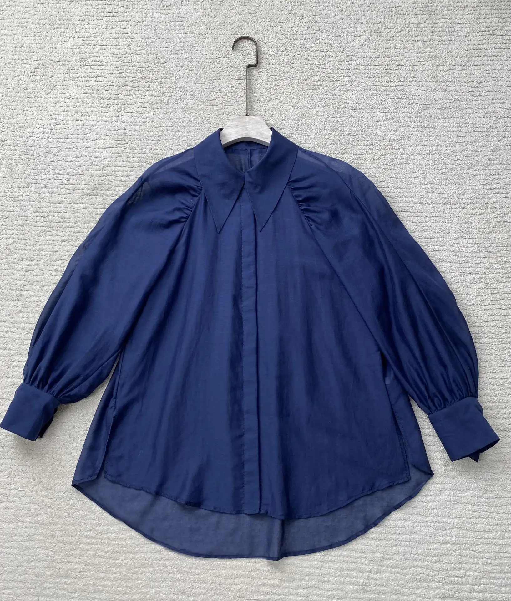 

Pure round blue long-sleeved shirt advanced and intriguing, vintage tone is very charming
