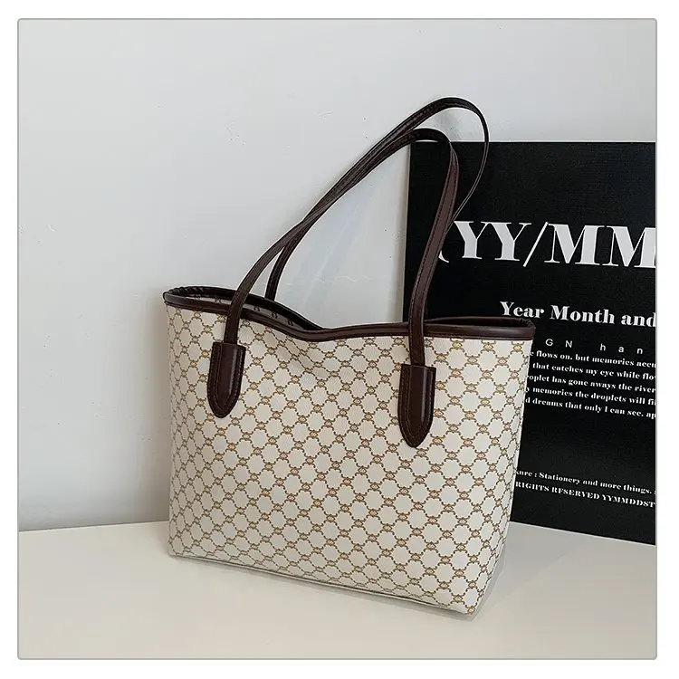 Spacious Women's Tote Bag - Trendy Single Shoulder Design