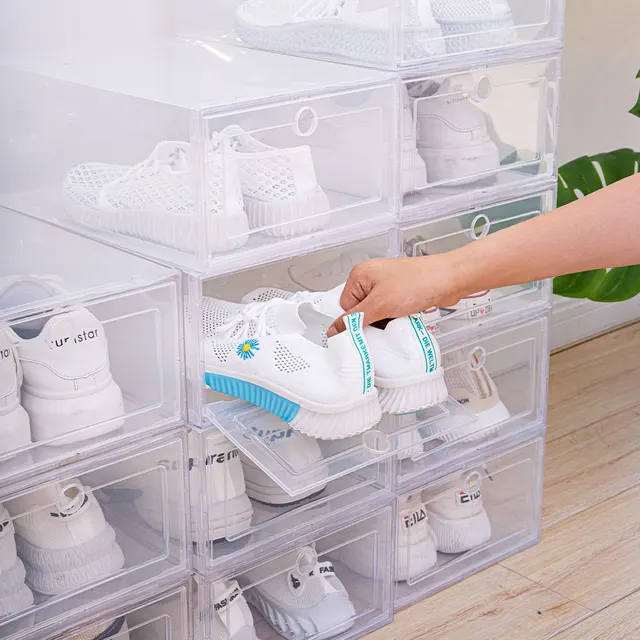 신발 정리를 손쉽게 하고 집안에 깔끔한 정돈을 선사하는 투명 플라스틱 신발 케이스