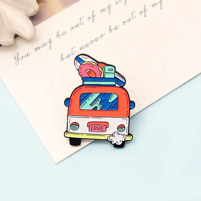 클래식 자동차 에나멜 핀 - 귀여운 차량을 상징한 멋진 브로치