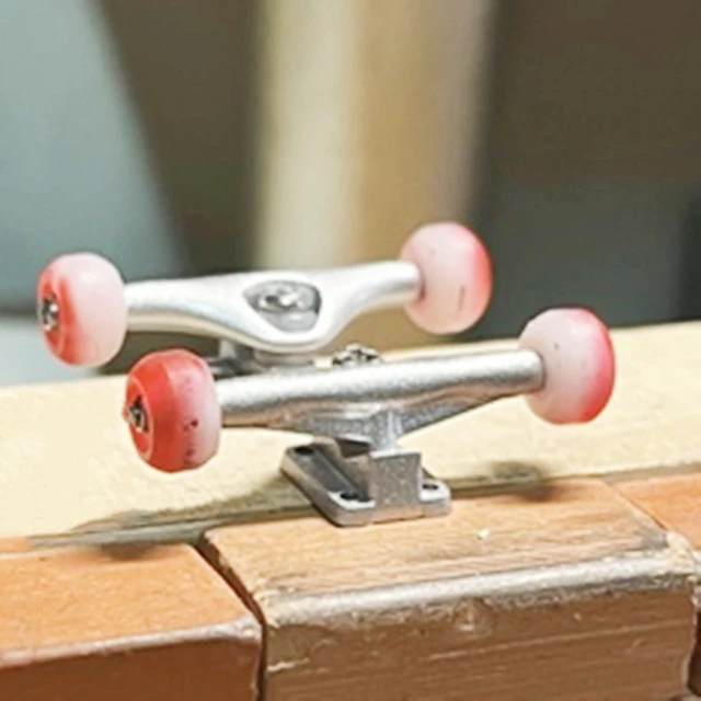 32MM Hot Sale Wholesale Custom Toy Alloy Finger Surf Skate Trucks Skateboard 4