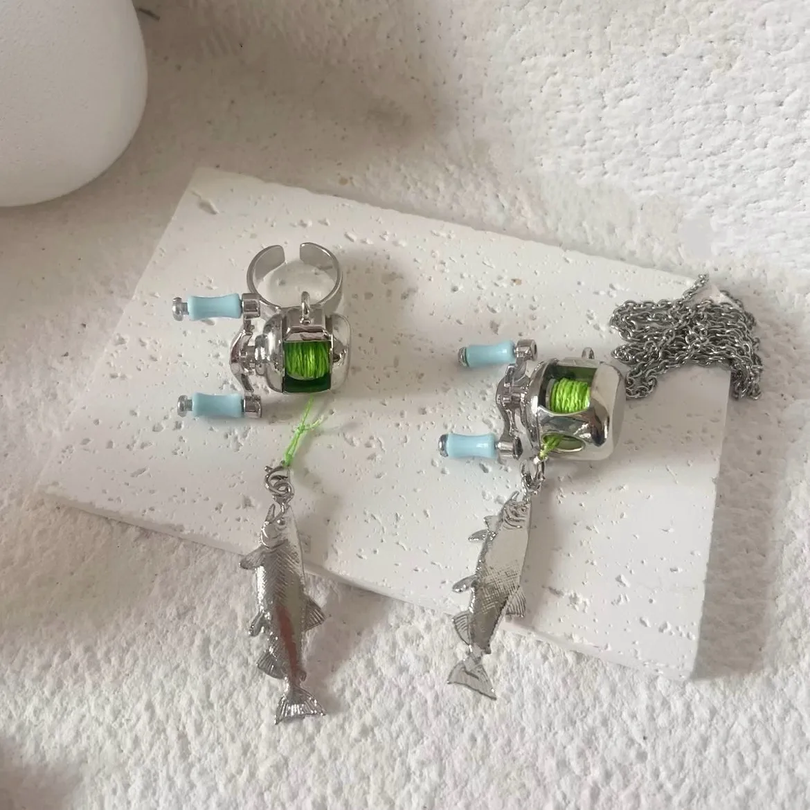 Mini-Angelrollen-Anhänger-Halskette, kreatives Angelrad-Halsketten-Ring-Set, modischer Sport-Schmuck, Accessoires für Männer und Frauen