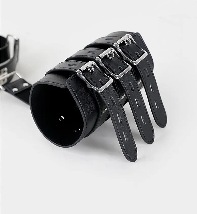 Entrave bdsm en cuir pour couples mains dans le dos_voghion.com