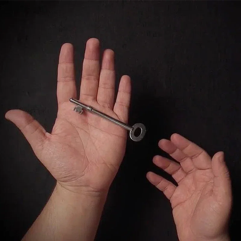 Antique Haunted Key Magic Tricks Ghost Skeleton Moving Keys Halloween Party Gimmick Magic Joking Props Fun Illusion Prank Toys