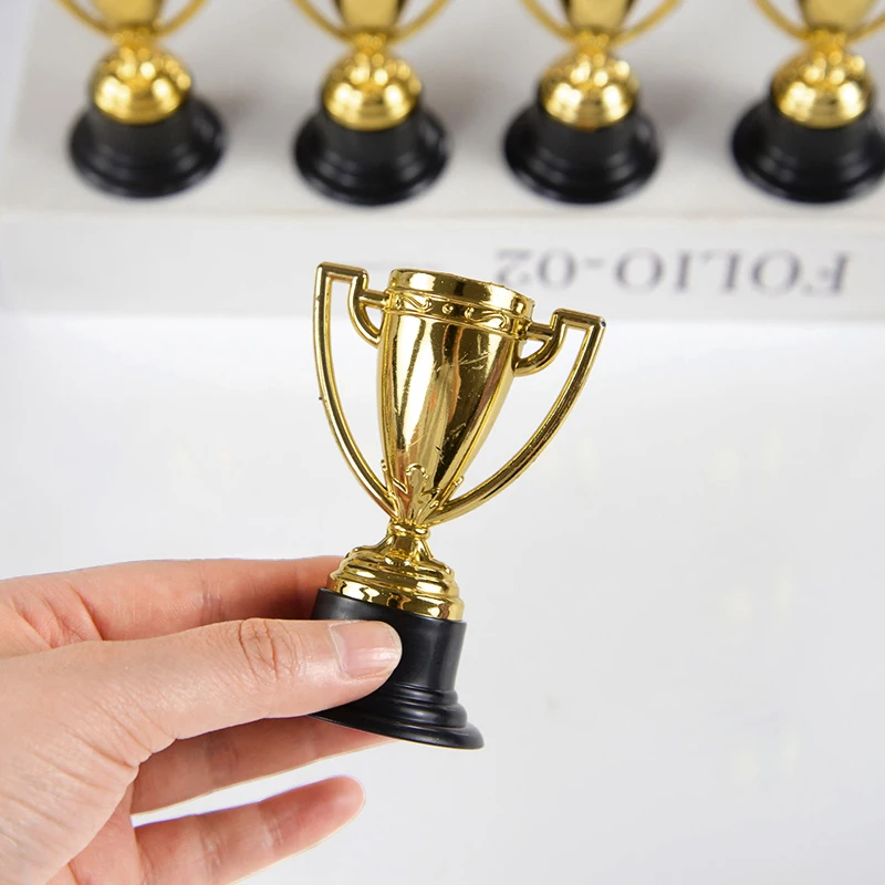 5 Stücke Kunststoff Goldene Mini Trophäe Auszeichnung Spielzeug Preise für Kinder Geburtstag Party Gefälligkeiten Kindergarten Belohnungen Kinder Pinata Füllstoffe – Detail 4