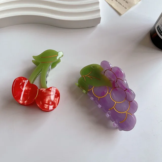 기하학적 과일 모티브로 돋보이는 여성스러운 헤어 클로 클립