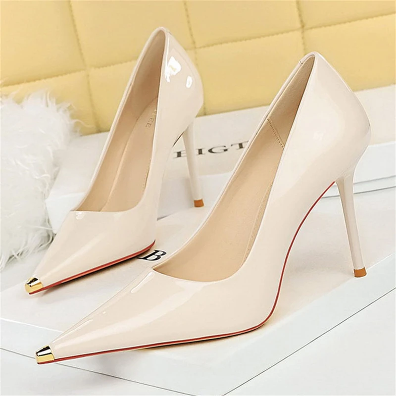 

Sexy Party Slim Woman Pumps Casual Pointed Toe Heels High Heels Shiny Patent Leather Shallow Cut Metal Pointed Shoes