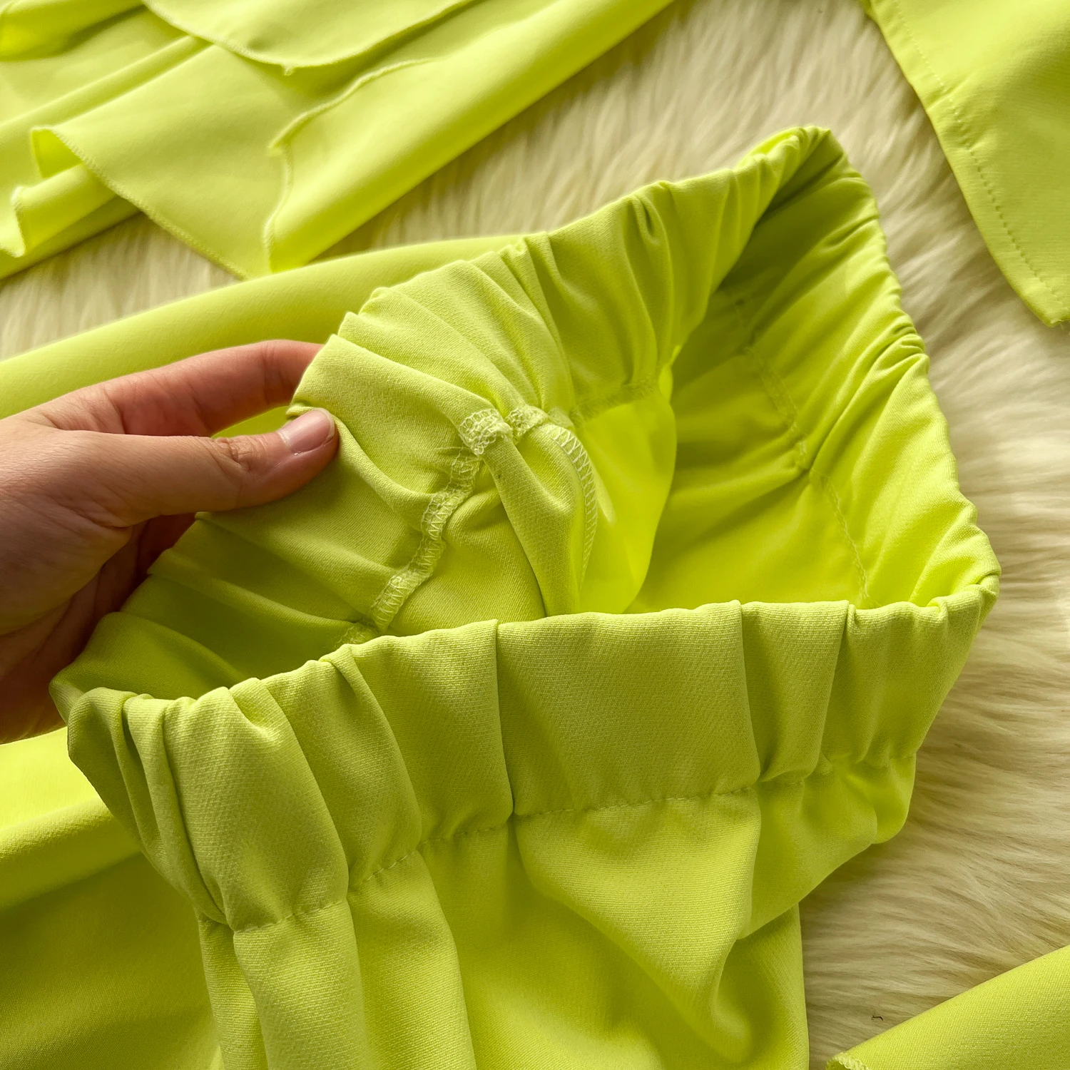 Рисунок 5 - Однотонный топ с V-образным вырезом