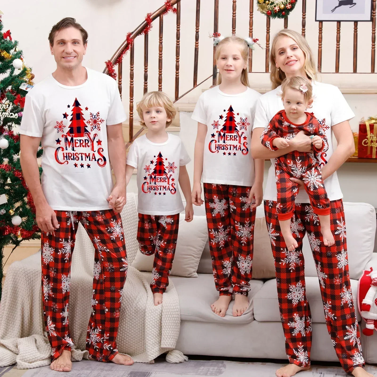 thumbnail image 1 of Nuevo conjunto de pijamas con estampado de árbol de Papá Noel de Feliz Navidad, de manga corta, para adultos, ropa de dormir suave y holgada, pijamas de aspecto familiar navideño, 1 of 5