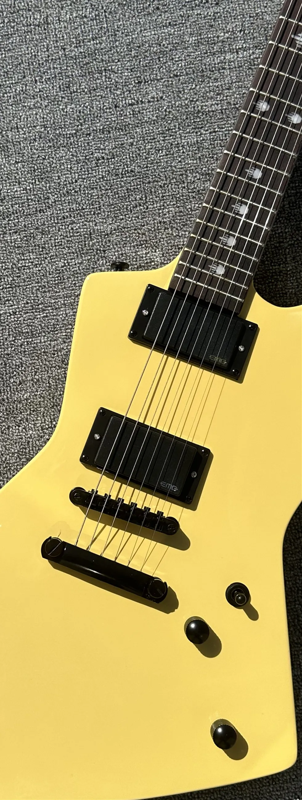 

Необычная электрическая гитара, кремово-желтая, инкрустированная средним пальцем, доступная фотогитара, вспышка