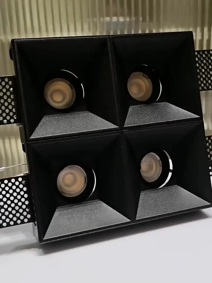 XRZLux светодиодный потолочный светильник с четырьмя головками антибликовый