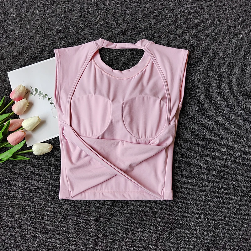 חולצת יוגה קצרה ומגניבה עם גב חשוף, כרית חזה קבועה, חולצת ספורט צמודה לנשים, חולצת יוגה מהירה לייבוש, חולצת יוגה מחמיאה ומחמיאה