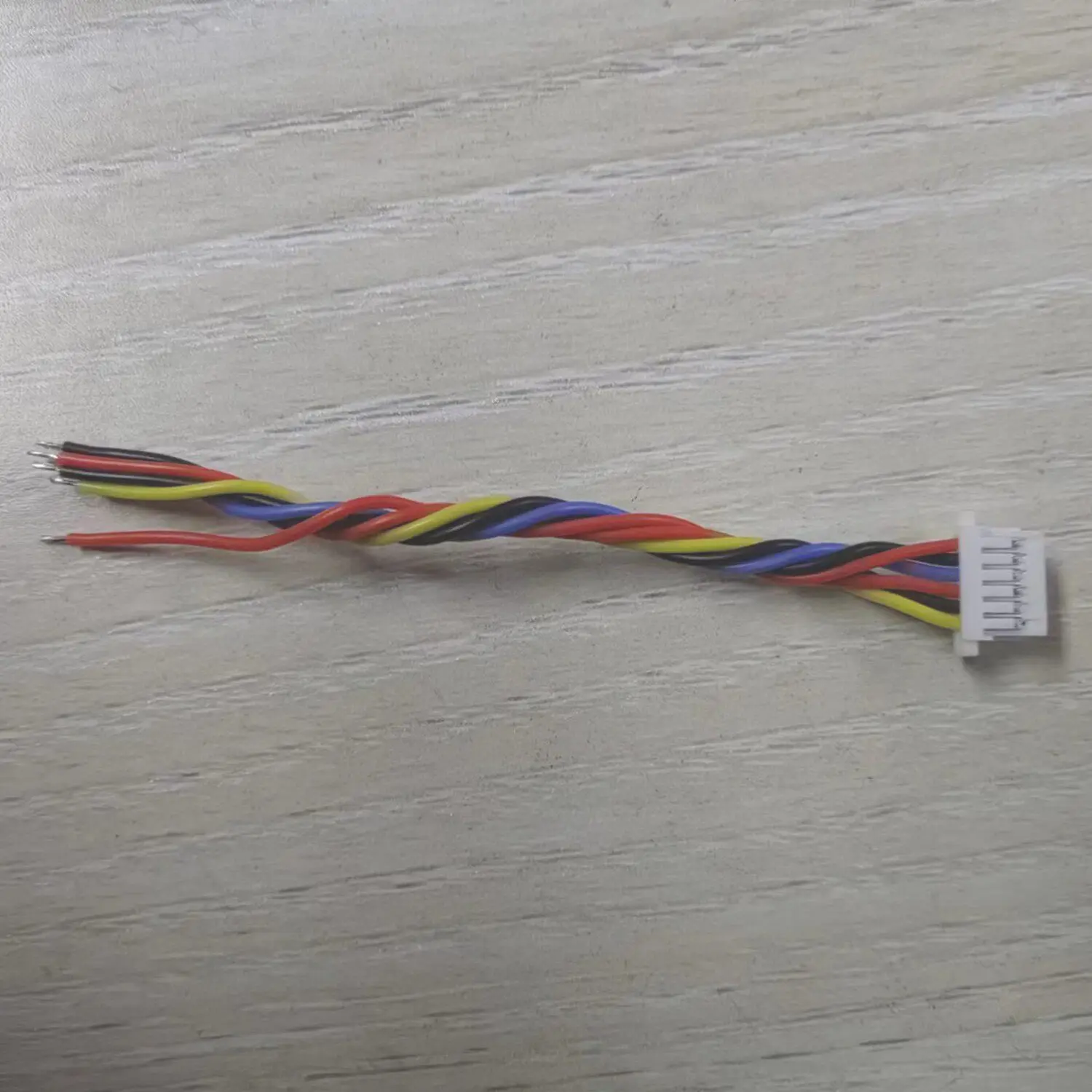 Détail du câble de connexion terminal SOLO/TA pour drone FPV, longueur 65mm ou 20cm, soudure propre et isolation thermorétractable.