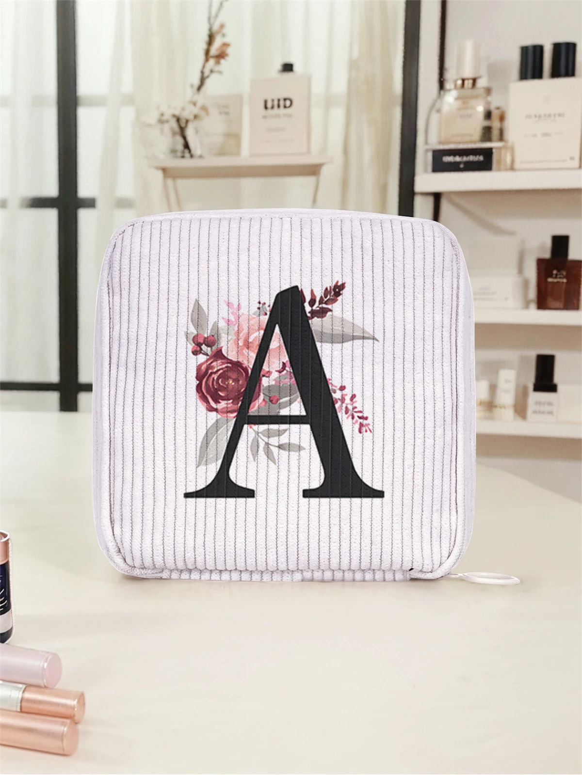 Letter pattern printed sanitary napkin storage bag, women's lightweight tissue bag, sanitary tissue bag