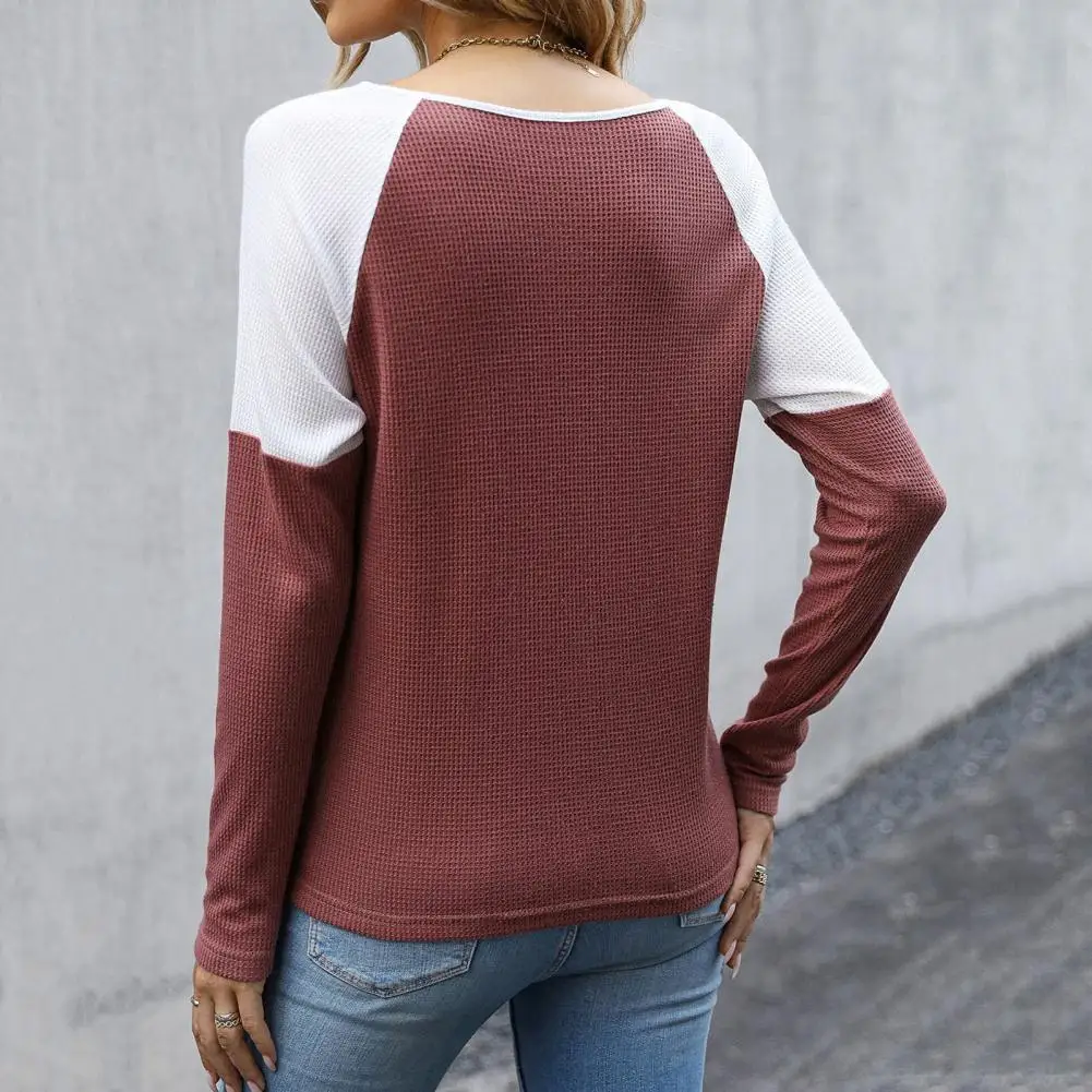 

Женская футболка, мягкий женский топ с цветными блоками, вязаный мягкий пуловер с длинным рукавом и круглым вырезом, стильный женский топ на пуговицах для повседневного ношения