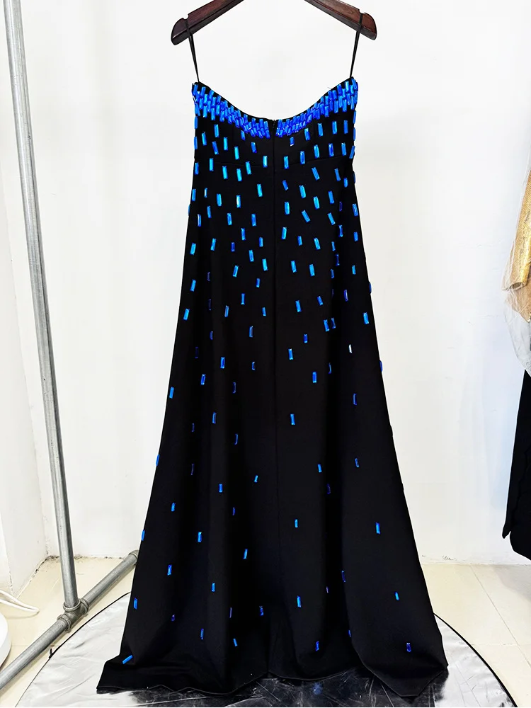 فستان ماكسي أزرق مطرز بالماس