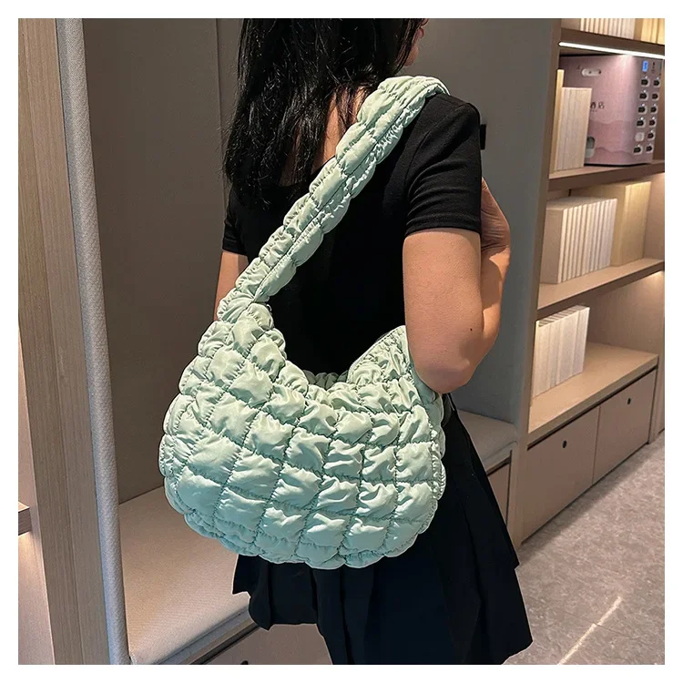 thumbnail image 1 of Bolso de mano acolchado de gran capacidad para mujer, elegante bolso de mano de nailon suave y acolchado para llaves, bolso de hombro de diseñador, 1 of 5