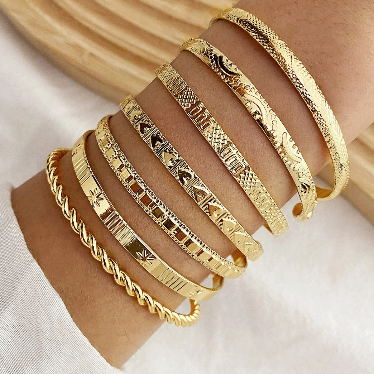 7 Pcs/Set Punk Gold Color Bracelets for Women Streetwear Goth Heart Prints Metal Design Open Bangle Fashion Jewelry Gifts 2024 1
