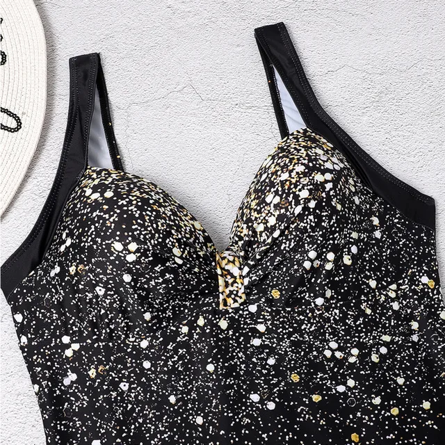 매혹적인 블랙 프린트 수영복으로 해변과 수영장에서 자신감 있게 빛나세요