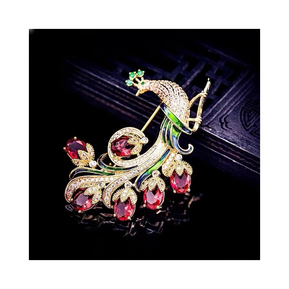 Luxury and fashionable peacock open screen brooch, European and American retro colored enamel pin accessories