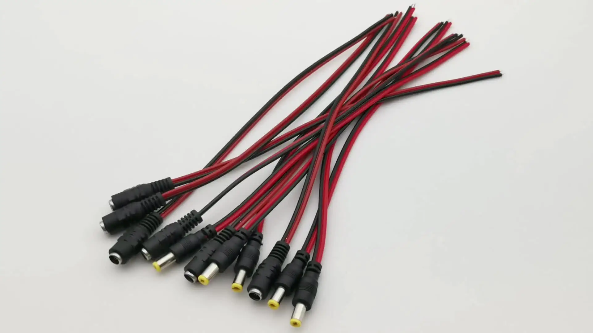 Cable de alimentación de CC flexible macho-hembra impermeable de 22 AWG para lámparas de exterior y cámaras CCTV - Sitio oficial de