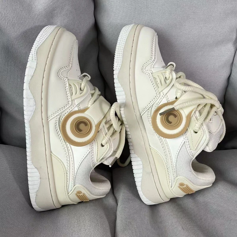 Рисунок 6 - Мужские кроссовки на шнуровке