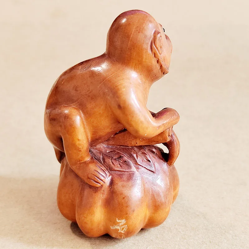손으로 새긴 회양목 Netsuke: 호박 위의 원숭이, Q4781 - 2 인치