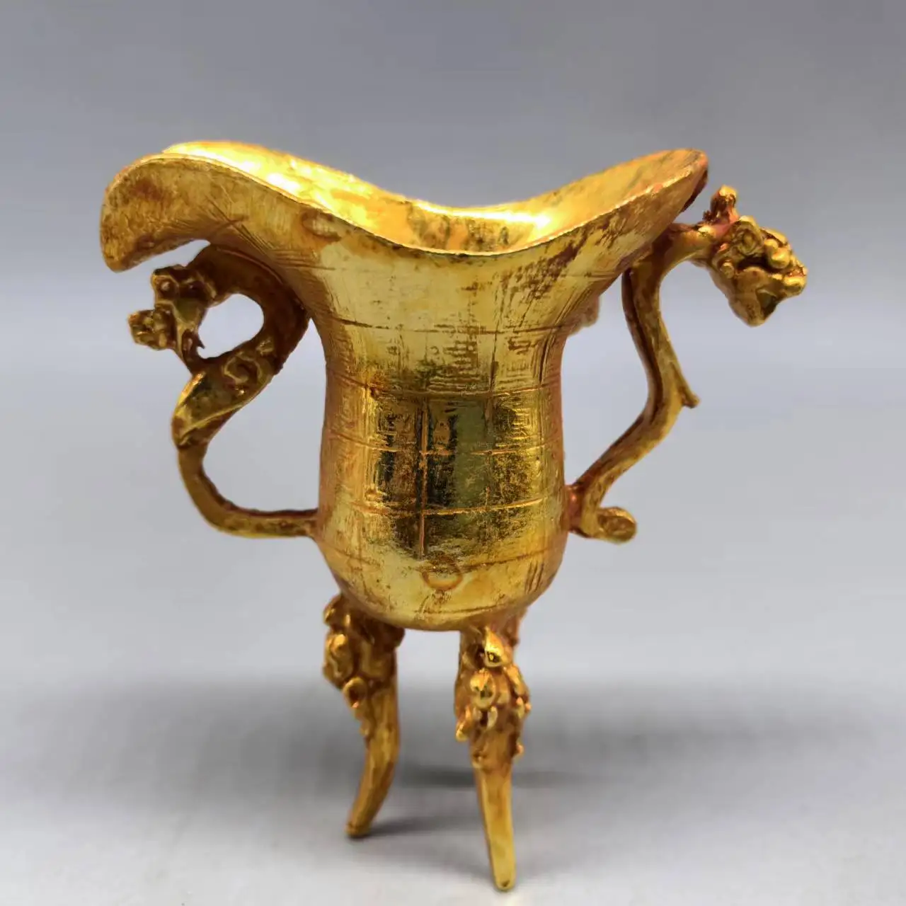 Antica Collezione Varie Gilt Daqing Qianlong Bicchiere Da Vino A Tre Zampe Con Doppio Drago Annuale