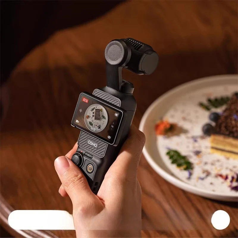 Caméra DJI Pocket 1ère génération tenue en main, montrant sa taille réduite et sa facilité d'utilisation en extérieur.