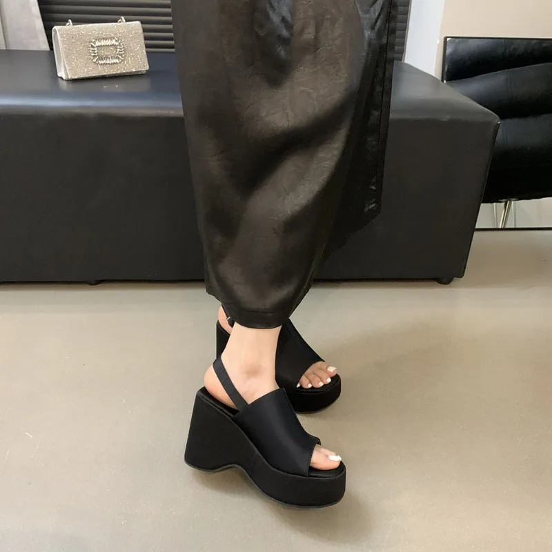 

Сандалии женские на массивной платформе 10 см, босоножки-гладиаторы на высоком каблуке, обувь на танкетке с пряжкой сзади, цвет серебристый, лето