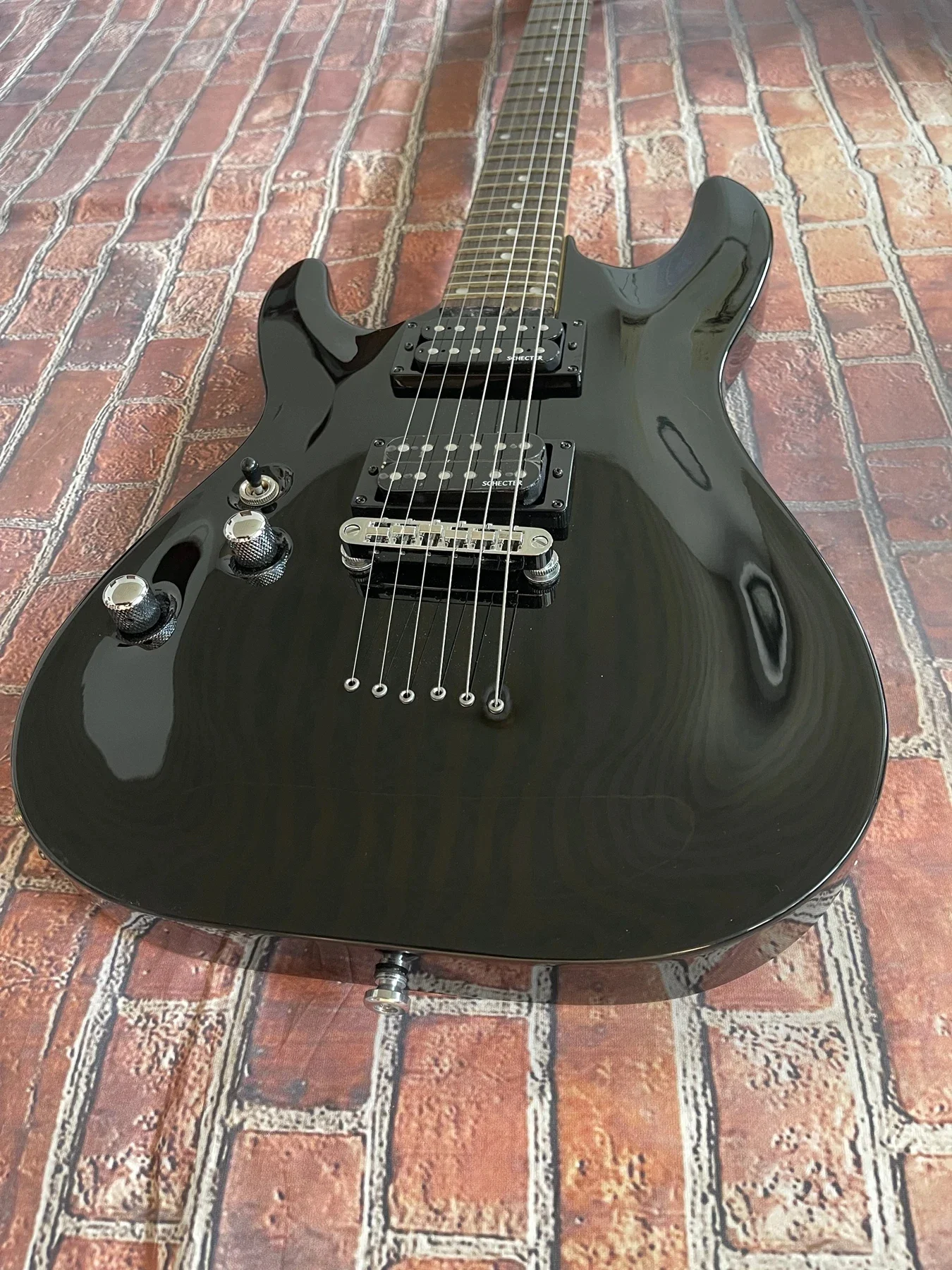 

Black left handed electric guitar, rose wood fingerboard, chrome plated hardware accessories, physical photography