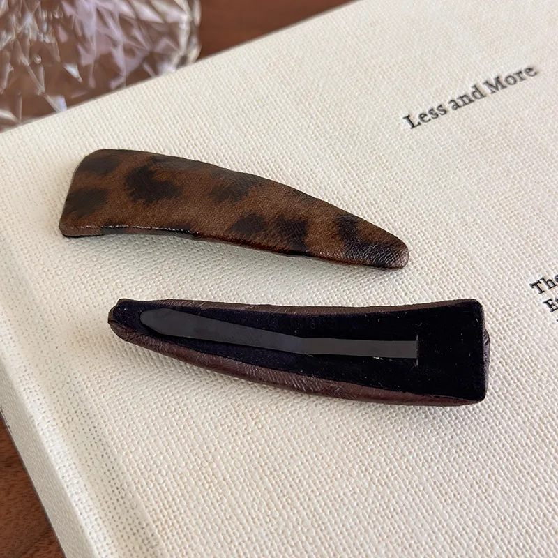 Neue Dreieck-BB-Clip aus Leder mit Leopardenmuster, Retro-Haarspange im Instagram-Stil, Premium-Seitenclip für Pony und Babyhaar – Detail 7