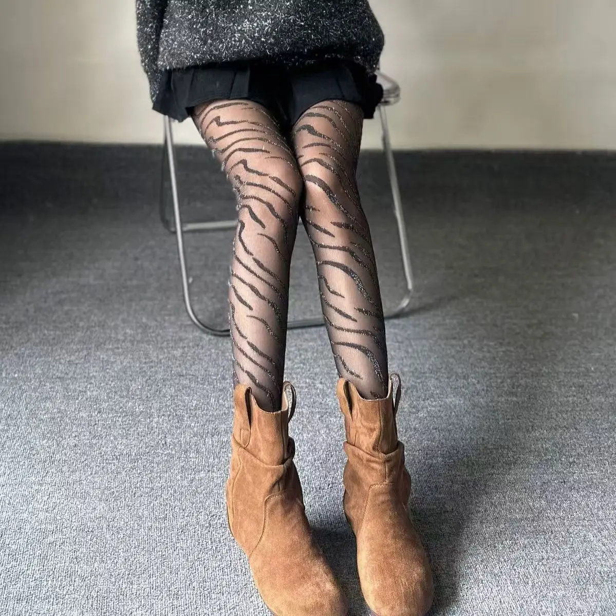 Zebragestreifte Strumpfhose mit vertikalen Streifen und silbernem Fadengitter für Damen, Glitzer-Strumpfhose – Detail 7